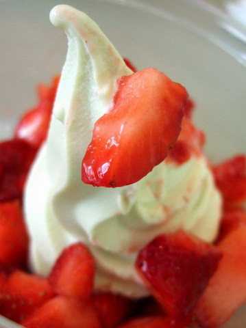 frozen yogurt green tea & strawberry